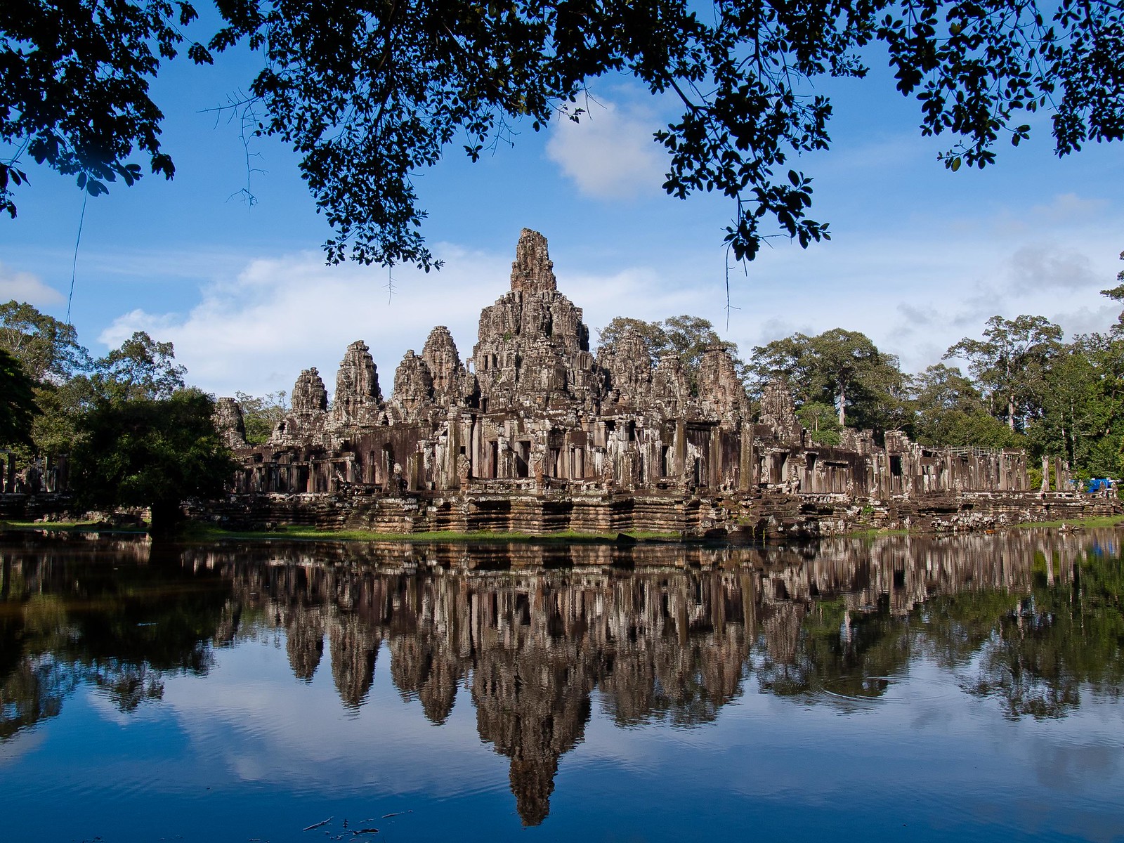 Cambodia Explorer: Angkor Complex, Tonle Sap Lake & Phnom Penh in 5 Days