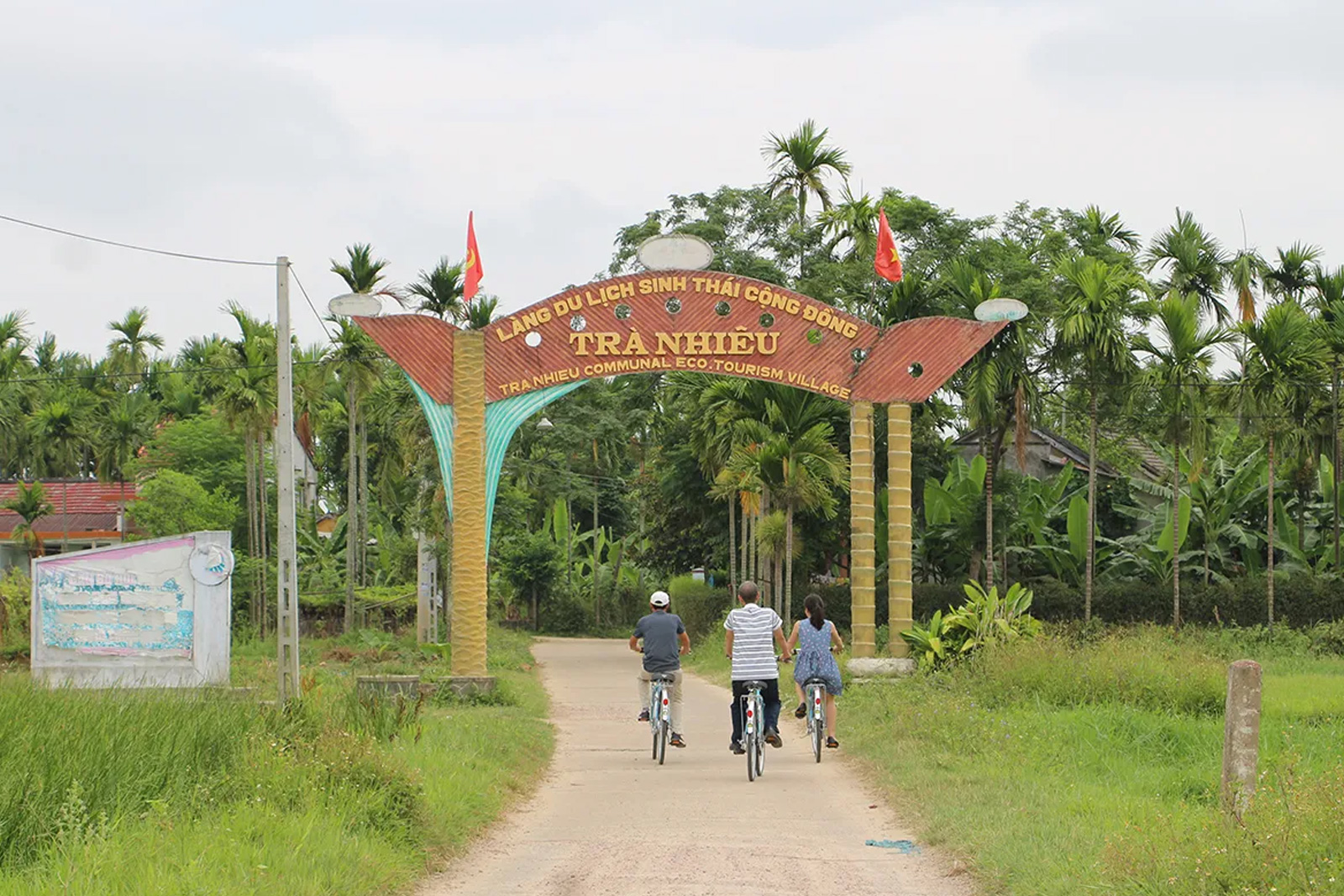 Explore Tra Nhieu Village & Kim Bong Carpentry by Bike